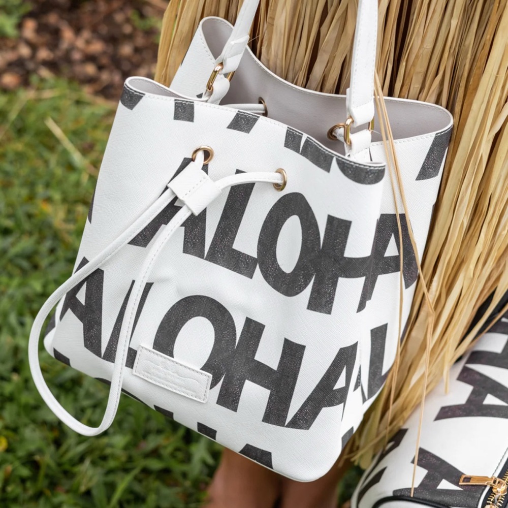 BNWT Lola Miller Simply Sisters ALOHA bucket bag